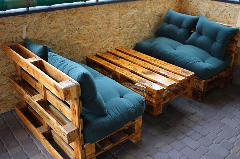 Mäkké sedadlá pre drevené konštrukcie