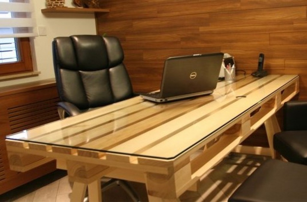 Kancelársky stôl z paliet
