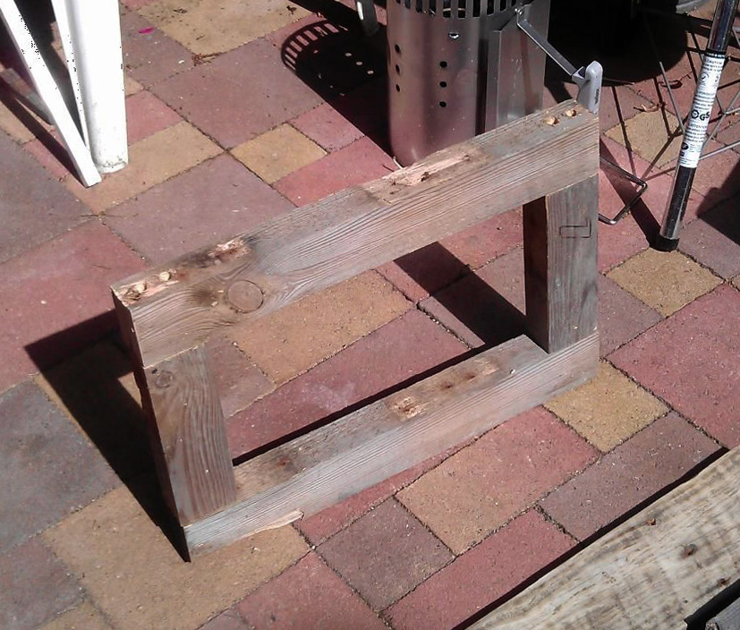 Rám pripravený na rám nočného stolíka vyrobený z dreva