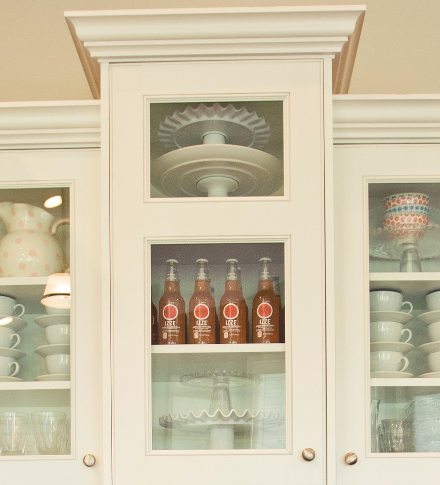 خزانة جانبية زجاجية لتخزين الكؤوس والأطباق