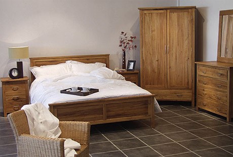 Spálňa s dreveným nábytkom