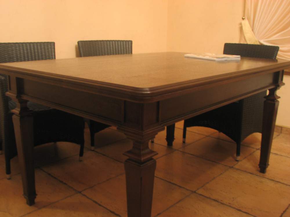 Tmavý jedálenský stôl
