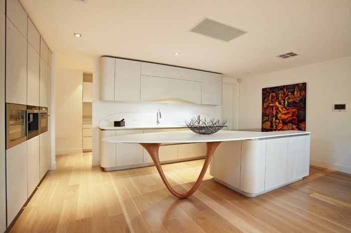 Kuchyňa bieleho svetla v štýle minimalizmu
