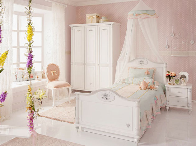 Detská izba v bielych neutrálnych farbách.