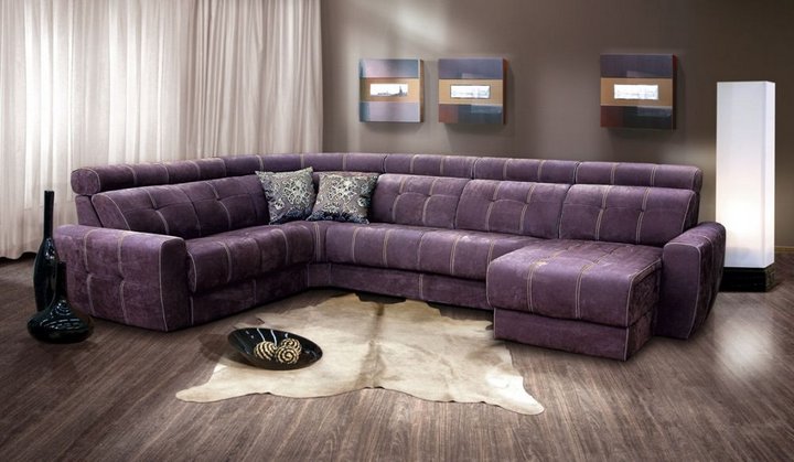 Veľká fialová pohovka do obývacej izby