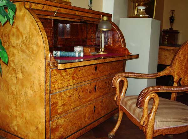 مكتب وكرسي مصنوع من خشب البتولا الكريلي
