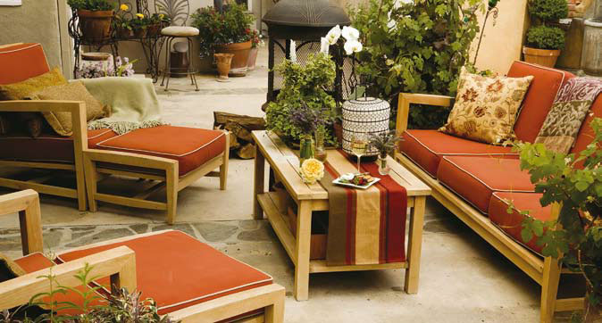 Červený drevený záhradný nábytok