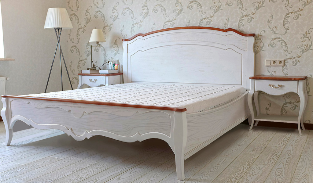 Biela posteľ z dreva