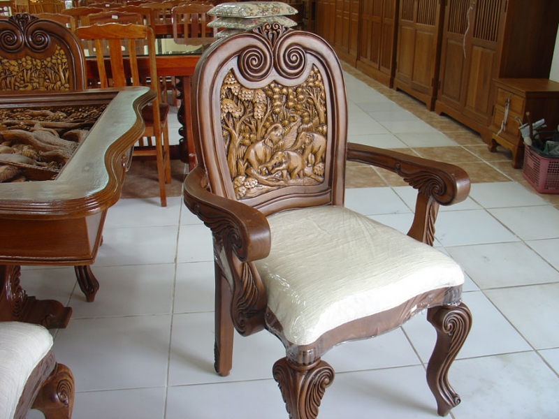كرسي لينة مصنوعة من الخشب باهظة الثمن