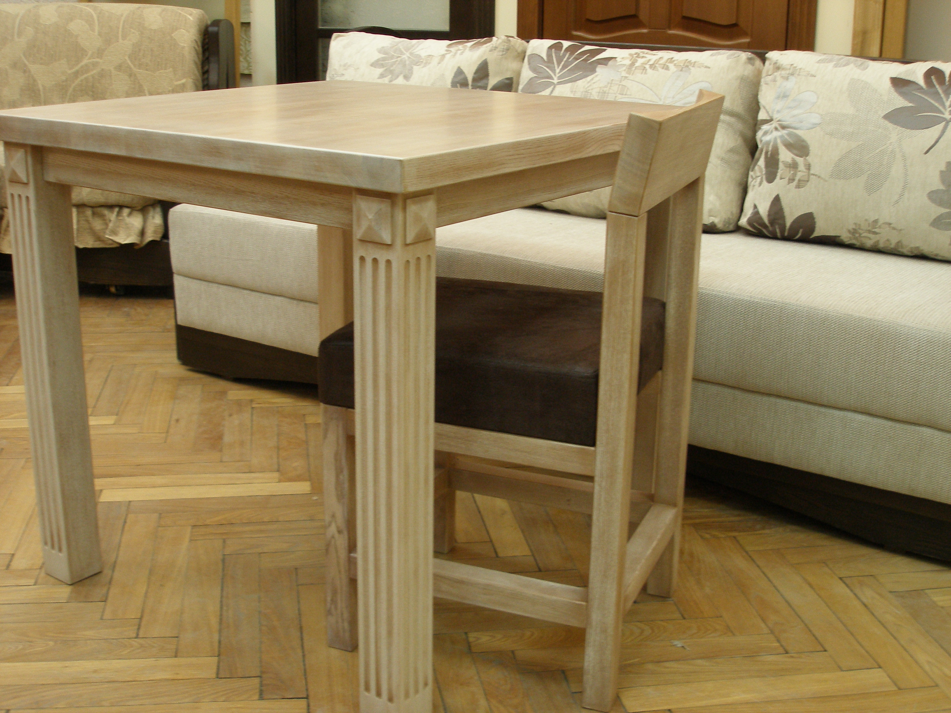Prírodný drevený stôl a stolička pre domácnosť